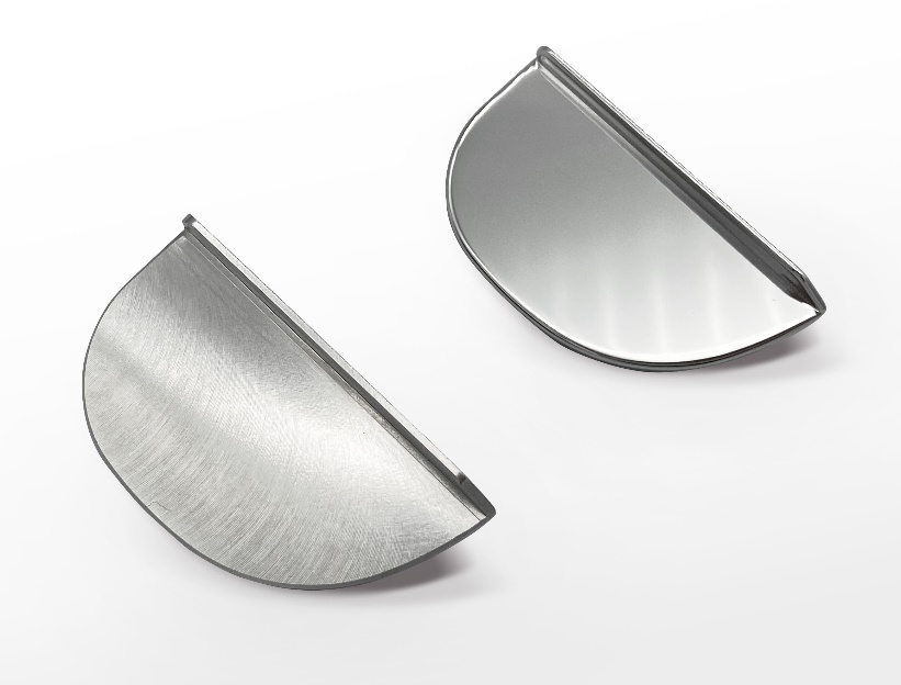 左：加工前表面布滿痕跡 右：加工后的無暇鏡面效果